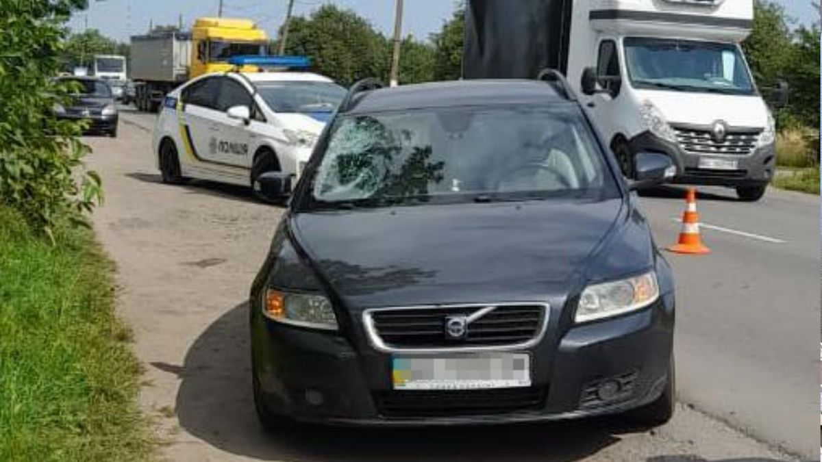 У Червонограді автомобіль Volvo збив 33-річну жінку 