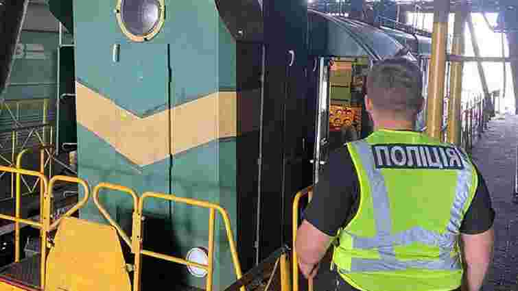 На Тернопільщині троє працівників локомотивного депо крали дизпаливо з тепловозів