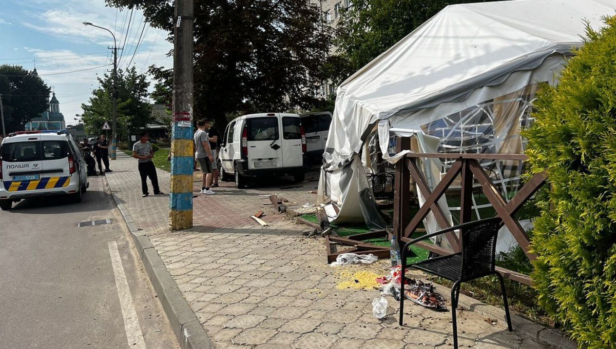 У Мостиськах автомобіль збив пішоходку на тротуарі