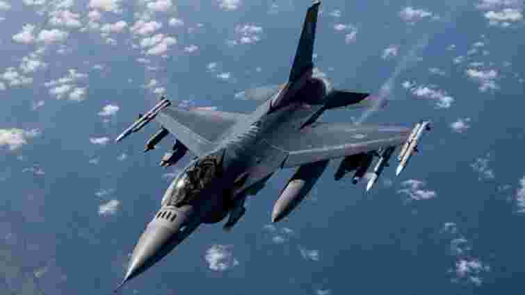 Українські пілоти, інженери та техніки розпочали навчання на літаках F-16