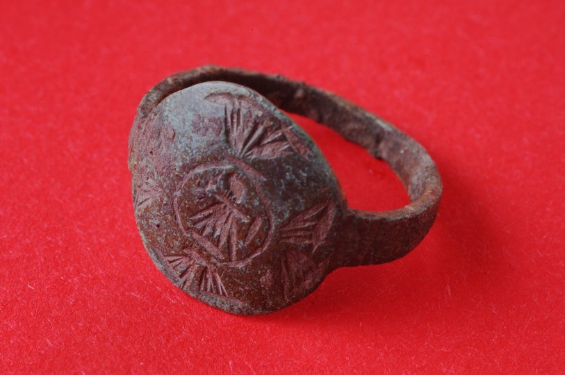 Щитковий перстень із геометрично-антропоморфним мотивом (фото Віктора Баюка)