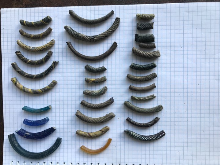 Скляні браслети XII-XIII ст. (фото НАН України)