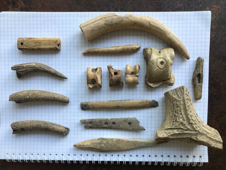 Гральні кості та амулети з кістки та рогу (фото НАН України)