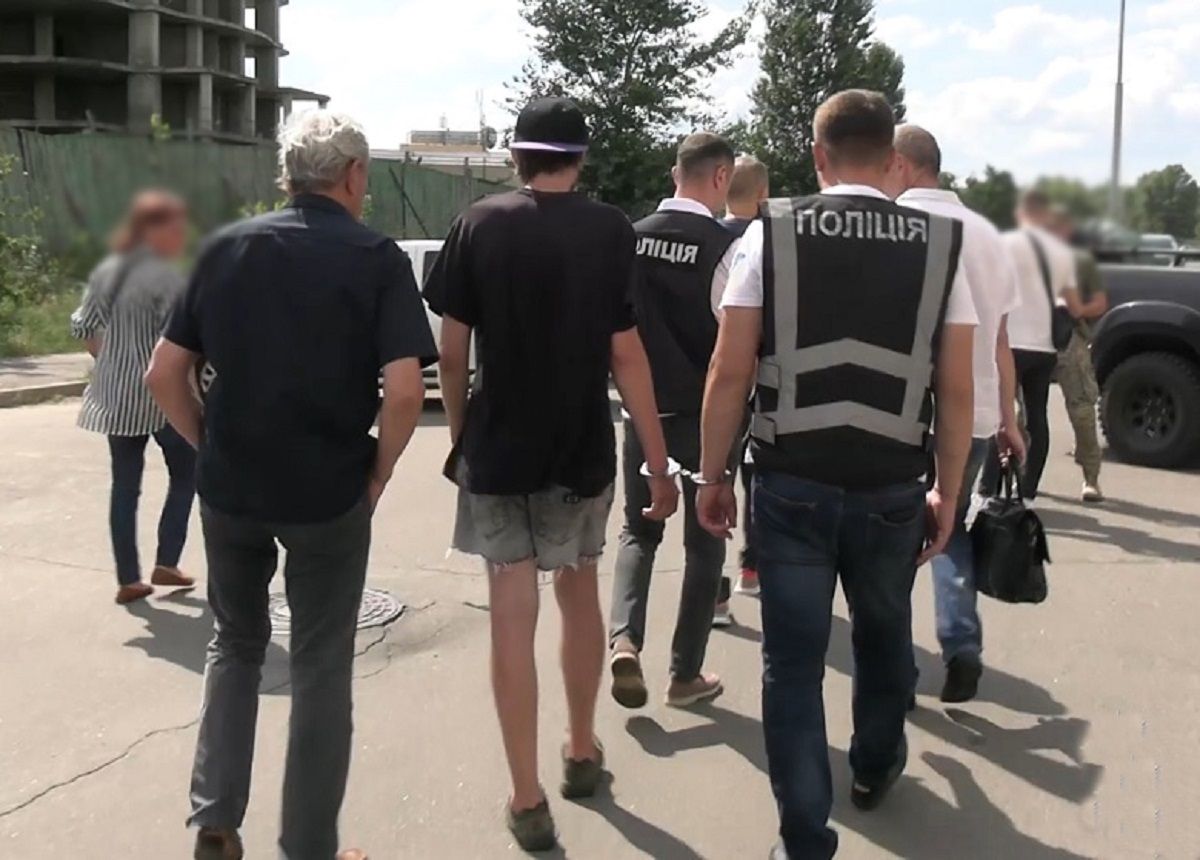 У Києві за підпал 12 автомобілів військовослужбовців затримали 35-річного чоловіка