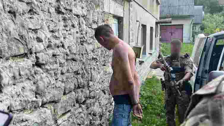 На Тернопільщині чоловік побив працівника військкомату та відібрав в нього автомат