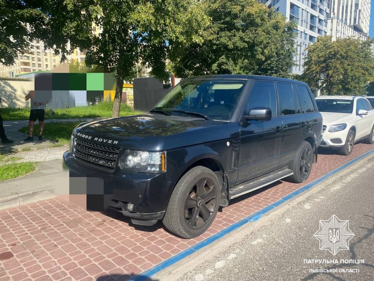 Водійку Range Rover оштрафували за порушення ПДР, скоєне іншим водієм