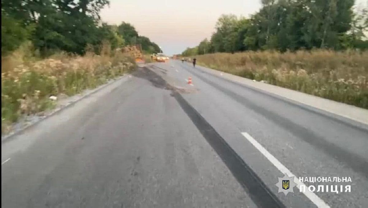 Переповнений легковик зіткнувся з вантажівкою на Вінниччині, 12 загиблих
