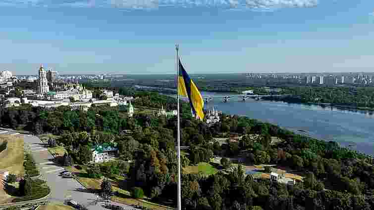 Над Києвом підняли прапор України зі словами та підписами військових