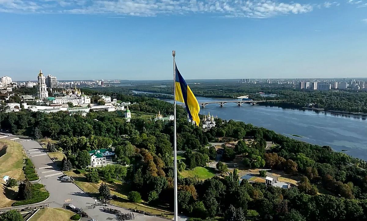 Над Києвом підняли прапор України зі словами та підписами військових