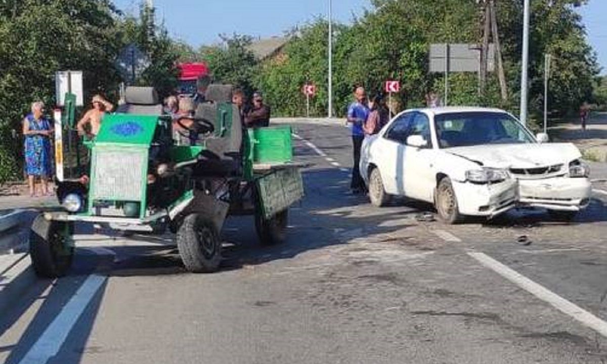 Тракторист та його пасажир потрапили до лікарні після ДТП на Самбірщині