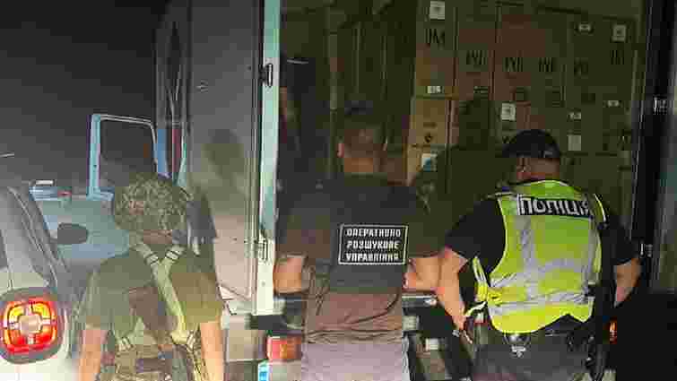 Біля кордону на Закарпатті затримали вантажівку з 300 ящиками контрабандних сигарет