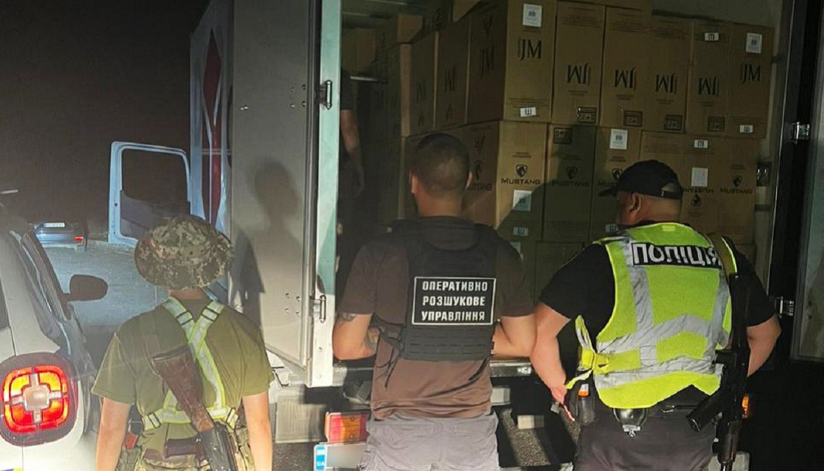 Біля кордону на Закарпатті затримали вантажівку з 300 ящиками контрабандних сигарет