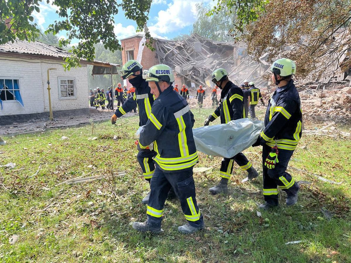 Росіяни дроном зруйнували школу на Сумщині, загинули вчителі
