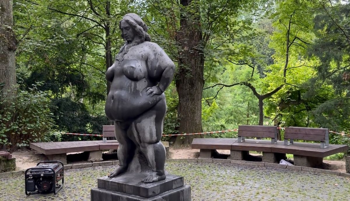 «Впевнена» наривається/проривається (правильне підкреслити)