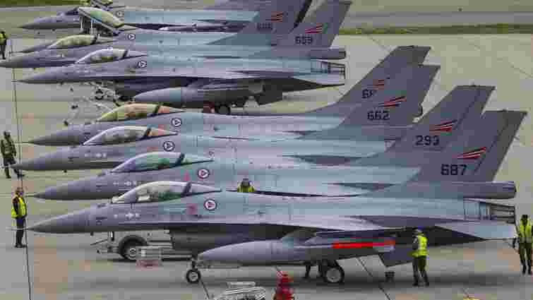 Норвегія вирішила передати Україні винищувачі F-16