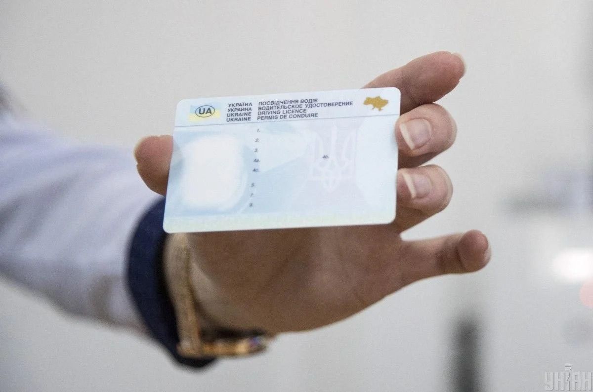 На Львівщині суд покарав водійку, яка у сервісному центрі міняла куплені права