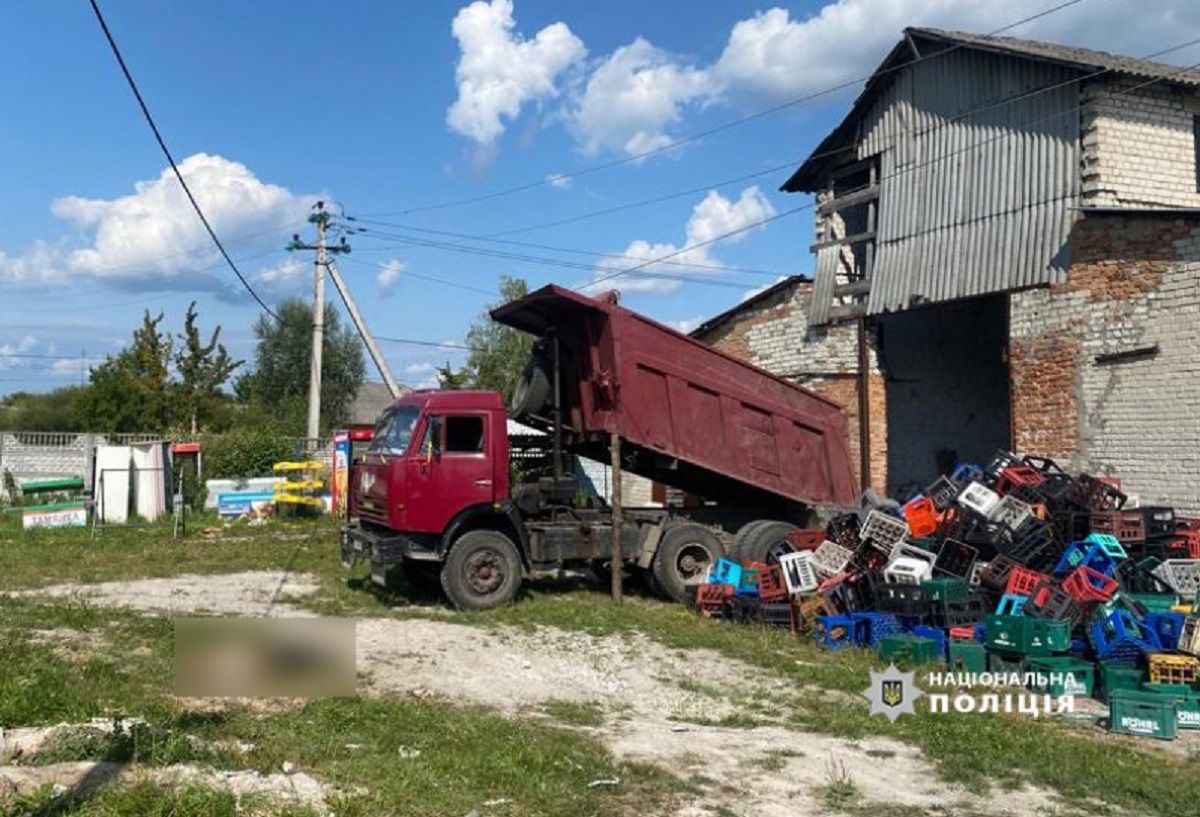На Волині вантажівка зачепила лінію електропередач, двоє людей загинули