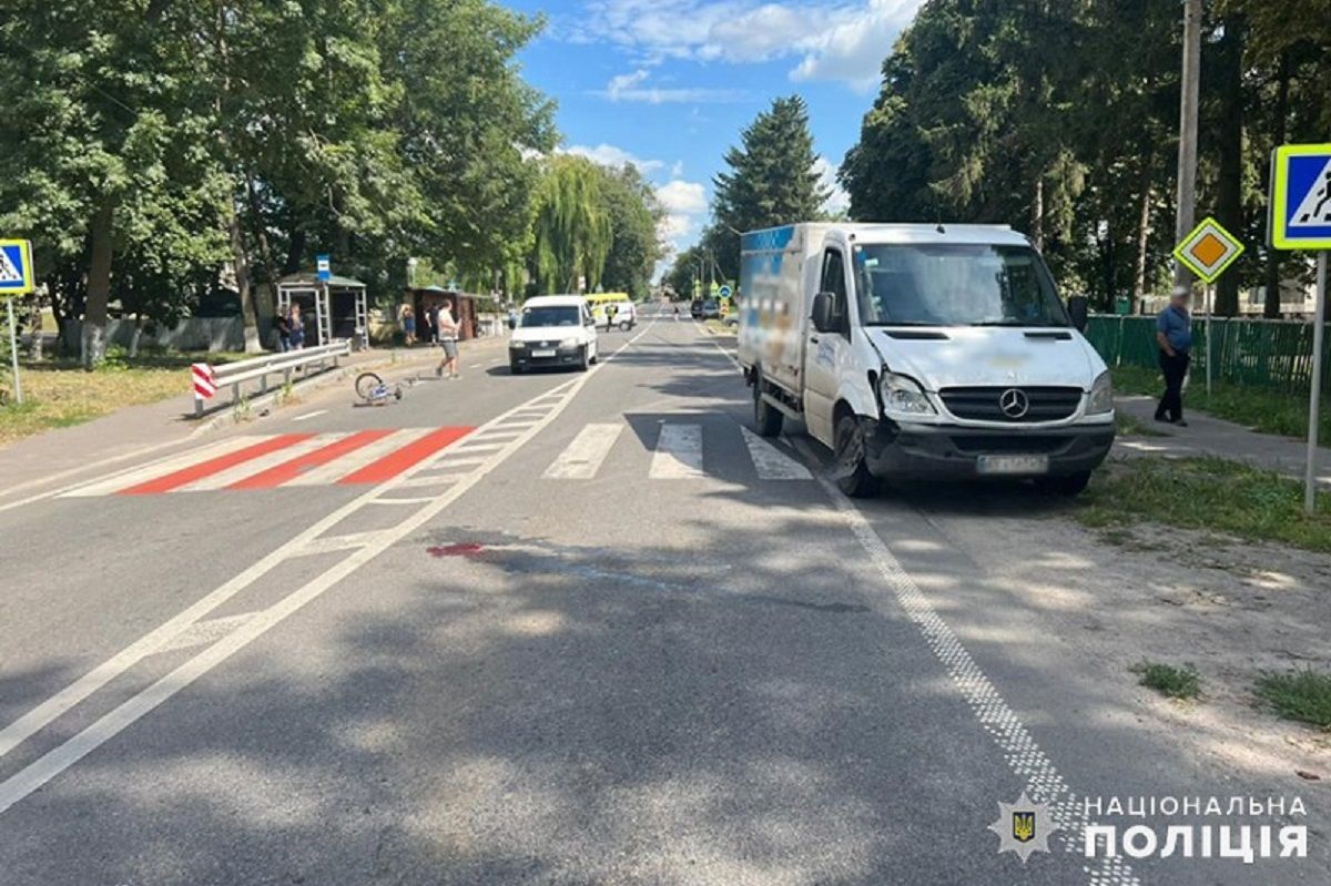 8-річний хлопчик потрапив у реанімацію внаслідок наїзду мікроавтобуса на Хмельниччині