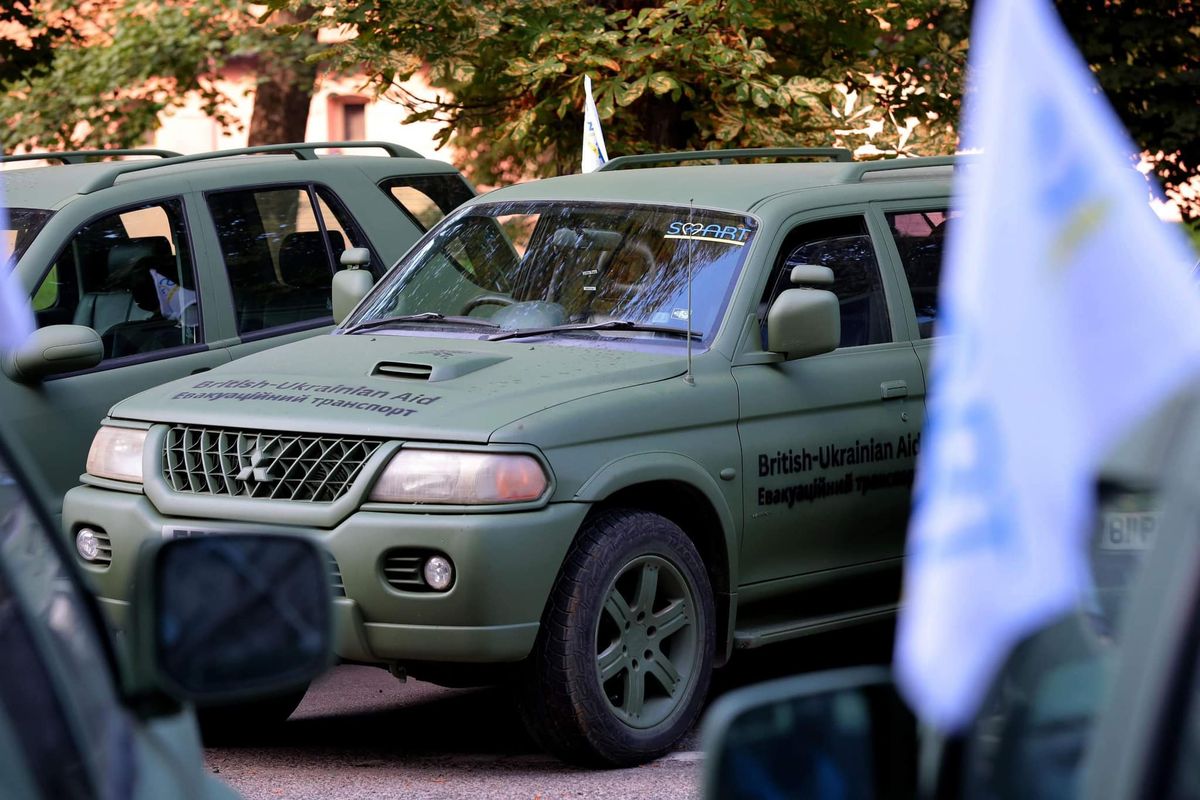 Із Львівщини благодійні фонди передали на фронт 24 евакуаційні медичні автівки