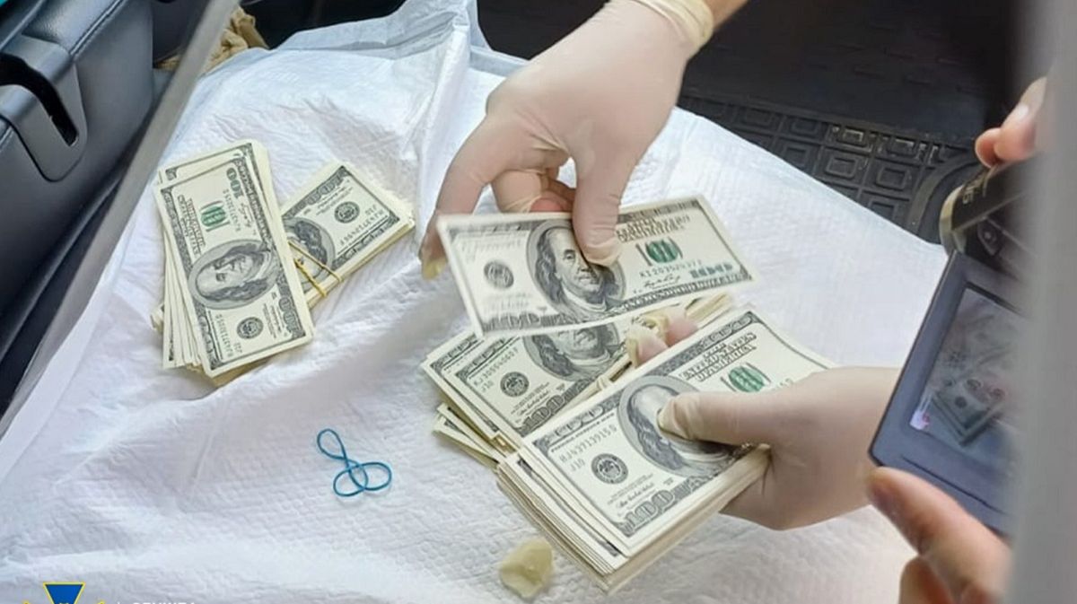 Львівʼянин намагався продати у Києві півмільйона підроблених доларів