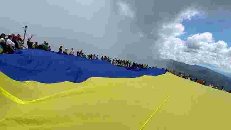 Хмельничани встановили рекорд, розгорнувши на Говерлі прапор України