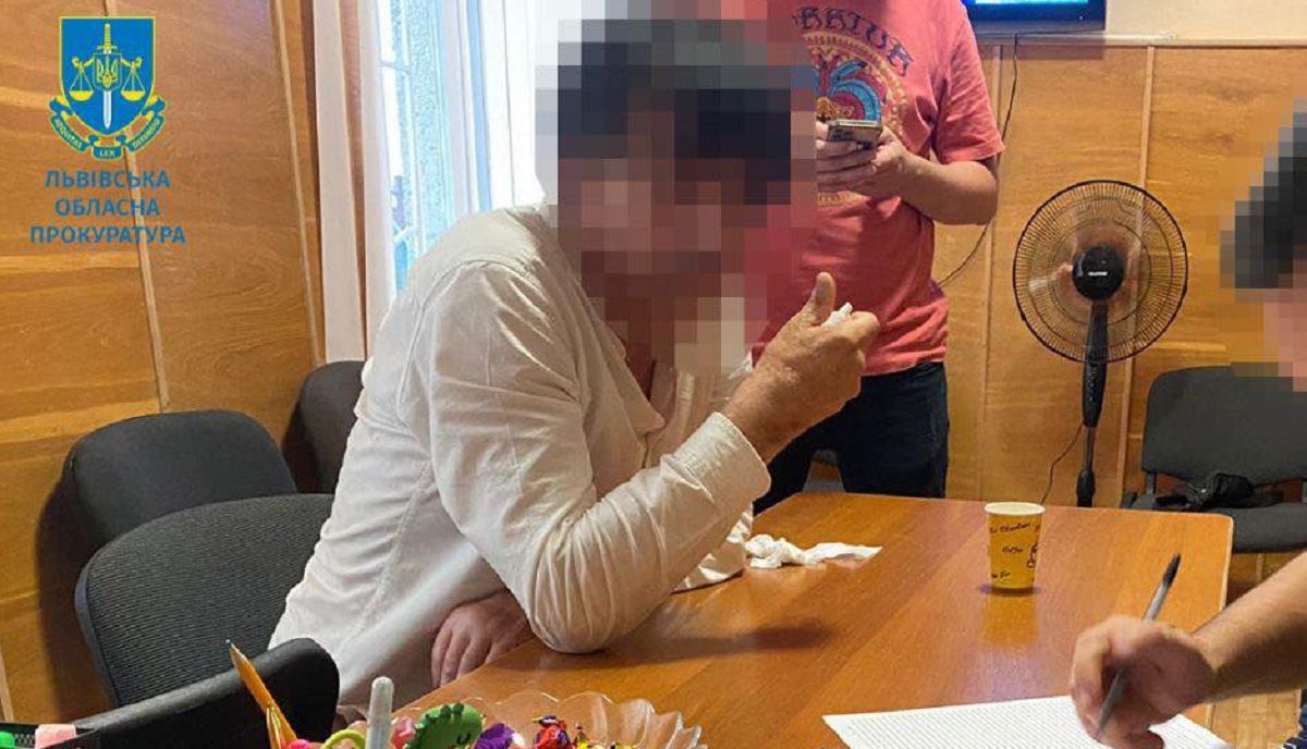 Киянин пропонував львівським поліцейським 5000 євро за видалення дитячого порно з телефону