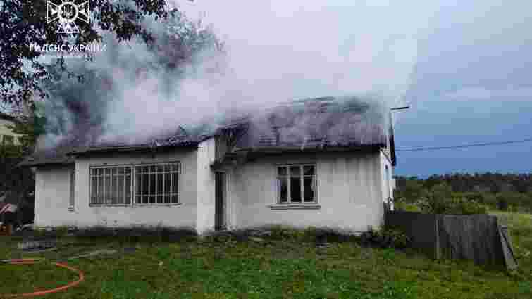На Львівщині блискавка влучила у будинок та спричинила пожежу