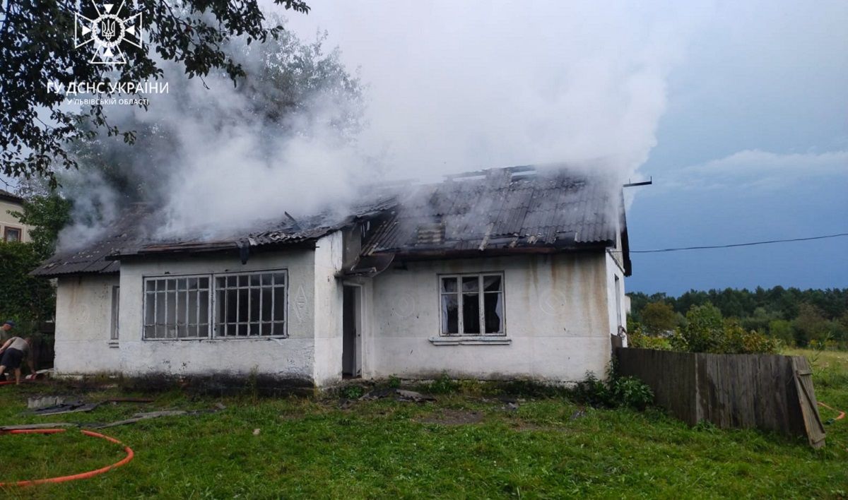 На Львівщині блискавка влучила у будинок та спричинила пожежу