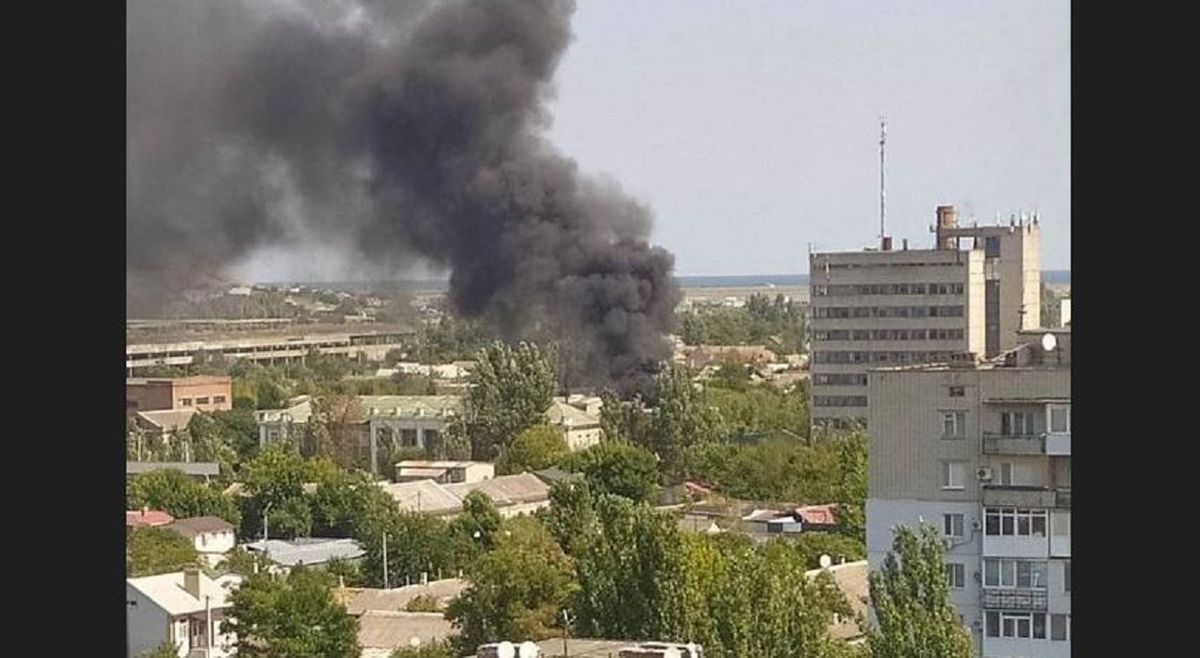 В окупованому Бердянську горить цех, куди росіяни звозили військову техніку