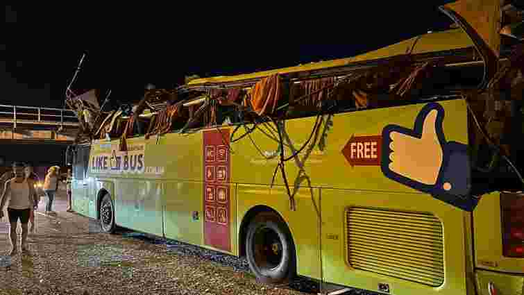 У Румунії автобус з українцями врізався в обмежувач висоти, є постраждалі