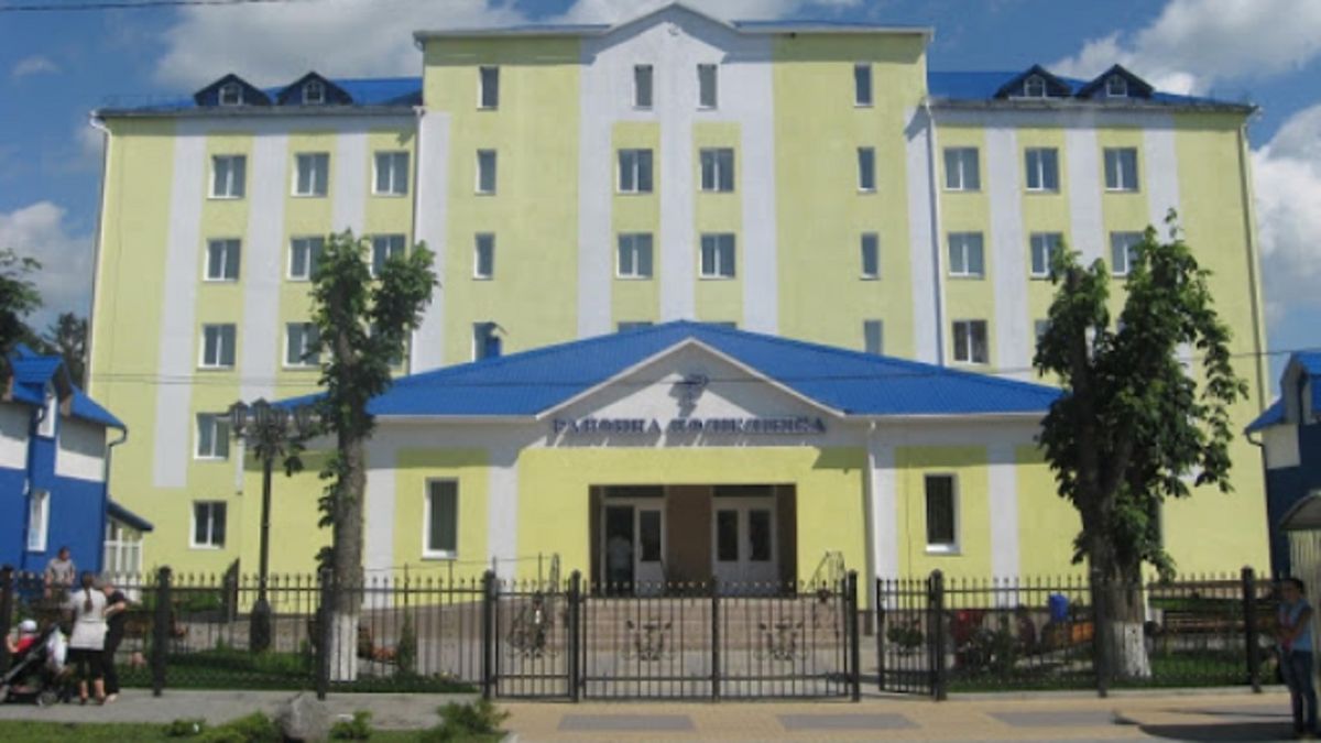 Батьки немовляти звинувачують акушерку з Хмельниччини у професійній недбалості