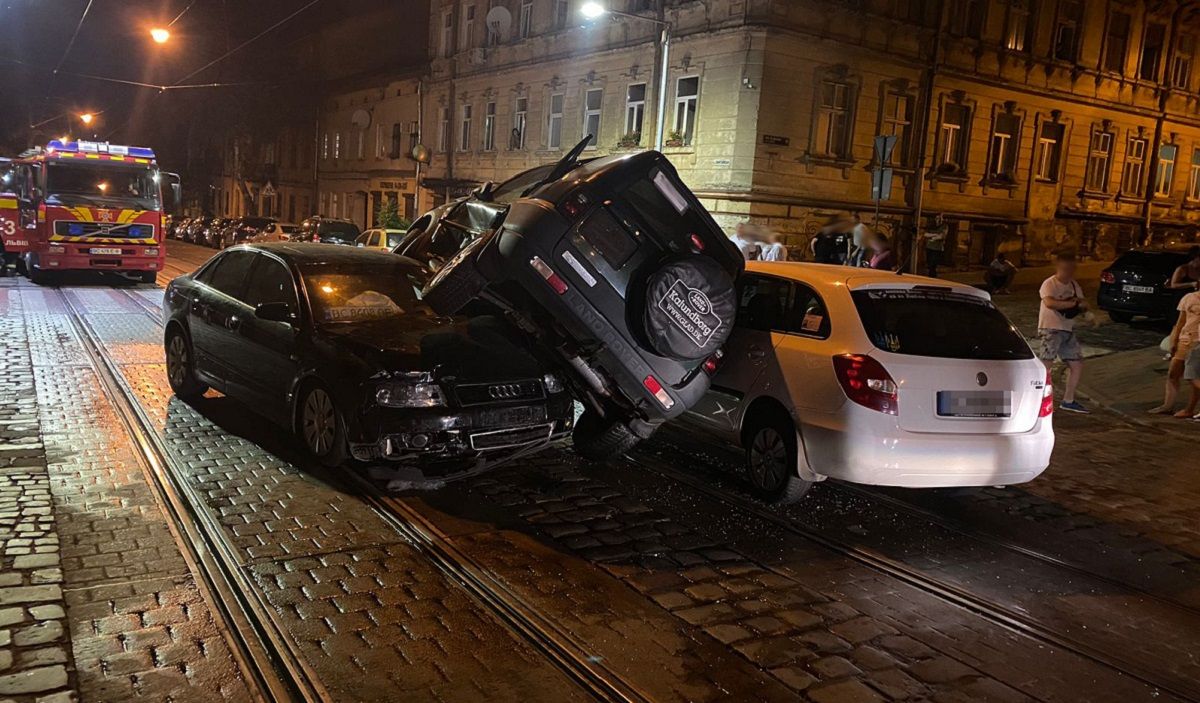 Через ДТП у Львові позашляховик Land Rover застряг між двома авто