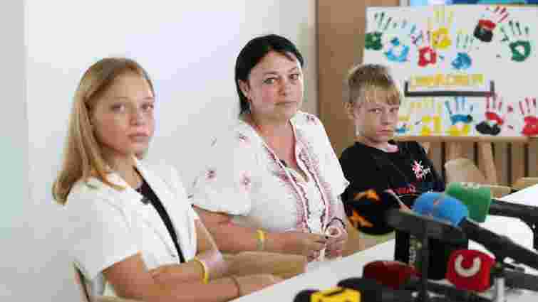 Родина поранених на вокзалі у Краматорську повернулася після протезування у США