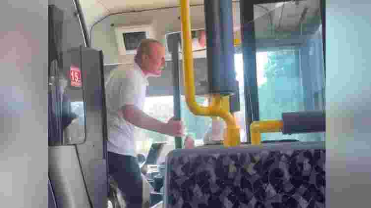 Водій львівського автобуса з матюками вигнав пасажирку