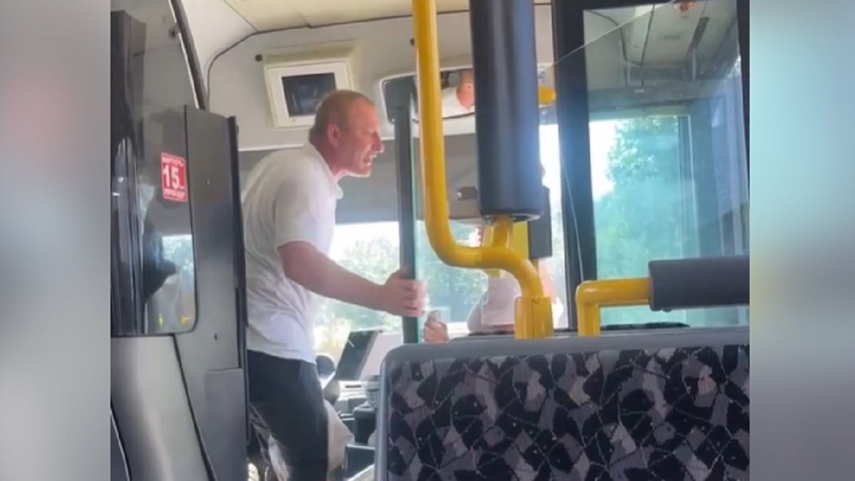 Водій львівського автобуса з матюками вигнав пасажирку