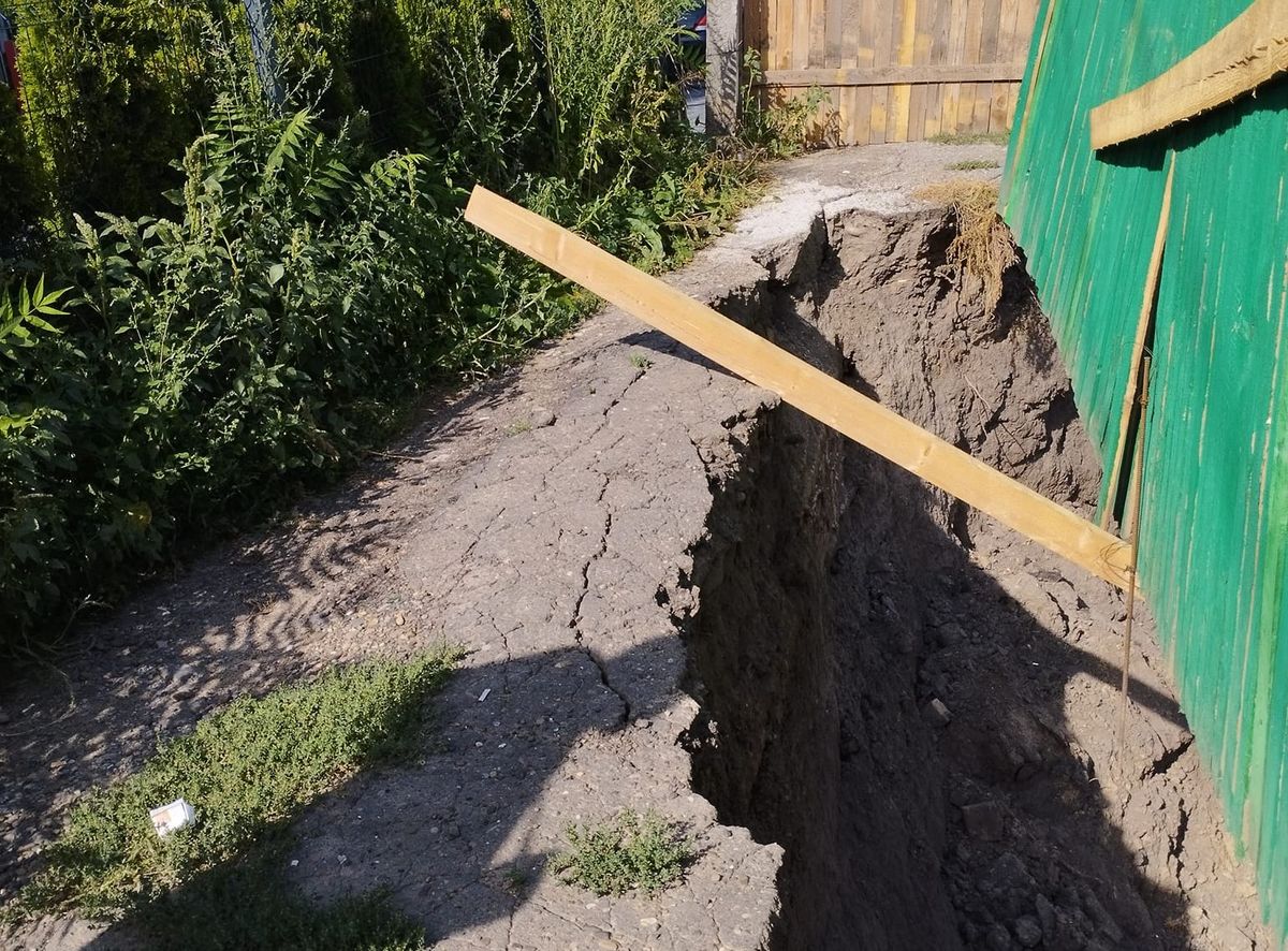 У Чернівцях через будівництво обвалилася частина заїзду до житлового будинку 
