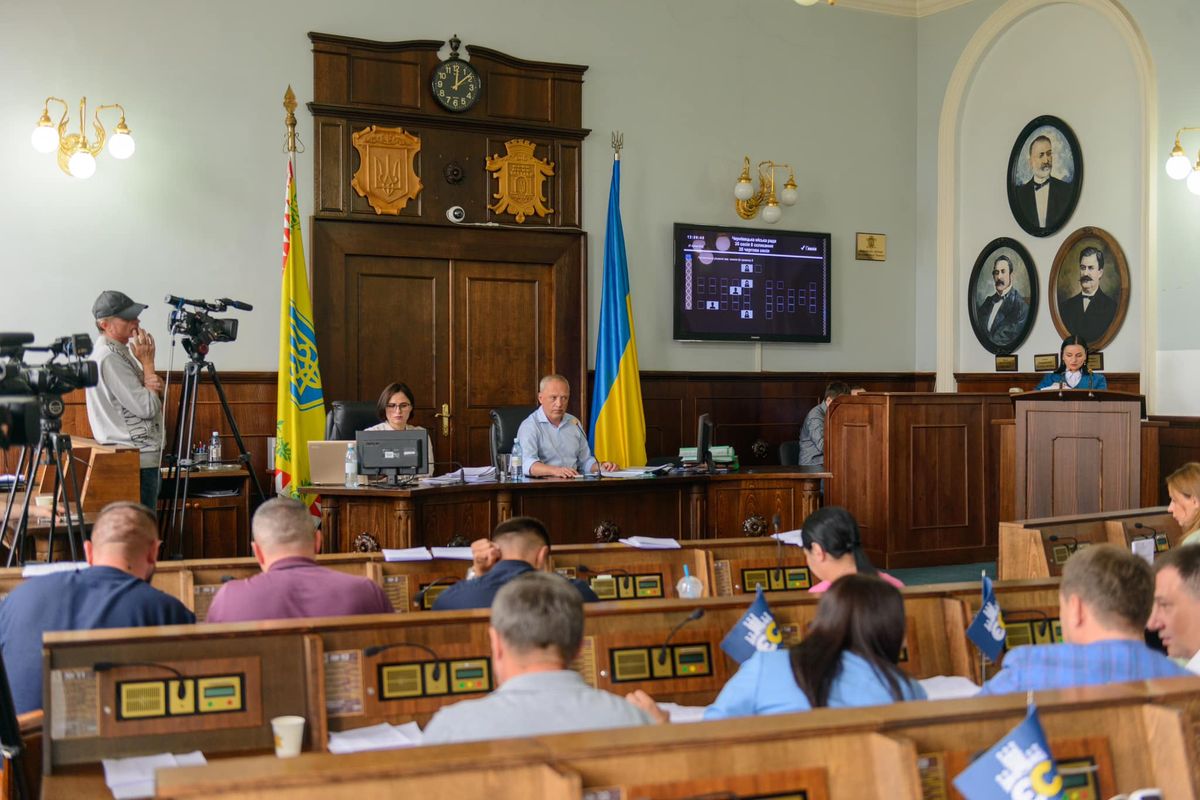 В Чернівцях на сесії позбавили повноважень двох депутатів