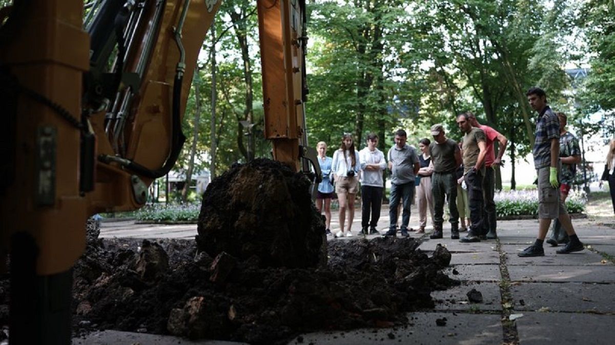 Могила радянських офіцерів у парку в Чернівцях виявилася порожньою 