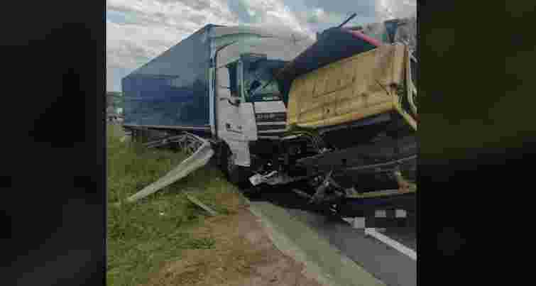 У ДТП двох вантажівок біля Львова загинув один з водіїв