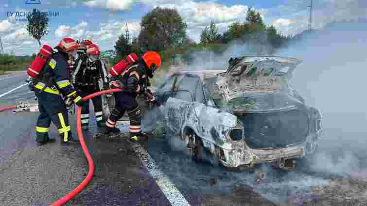 Поблизу Львова вщент згорів автомобіль Audi 80
