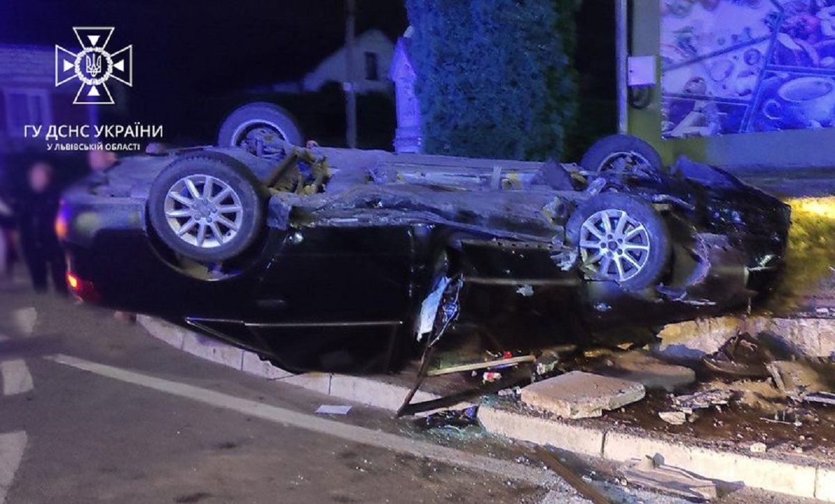 На Львівщині водій Audi A6 не впорався з керуванням та перекинувся