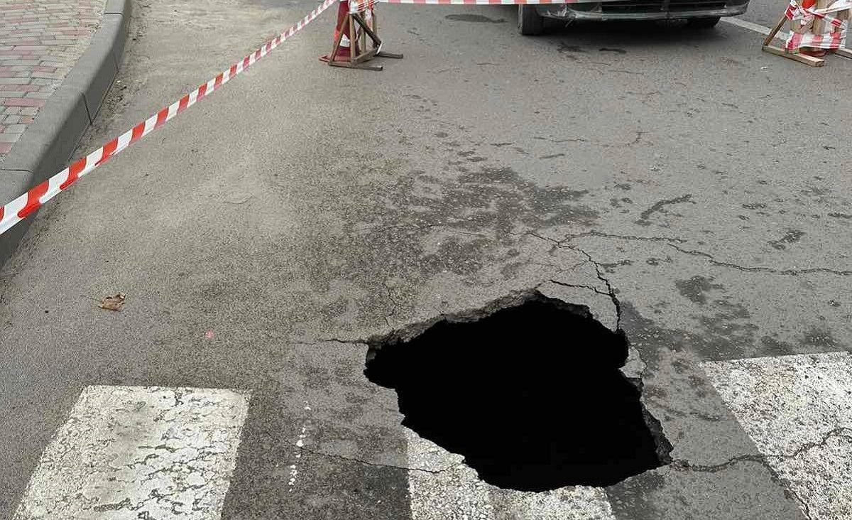 У центрі Золочева на дорозі утворилася вирва глибиною до шести метрів