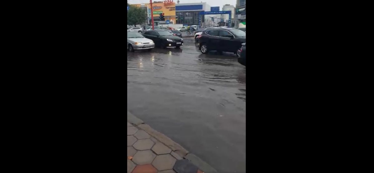 У Львові комунальники ліквідовують наслідки зливи