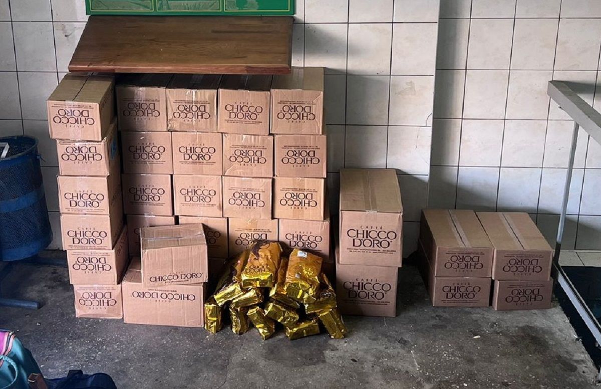 На Буковині затримали водіїв, які намагалися ввезти майже 800 флаконів парфумів 