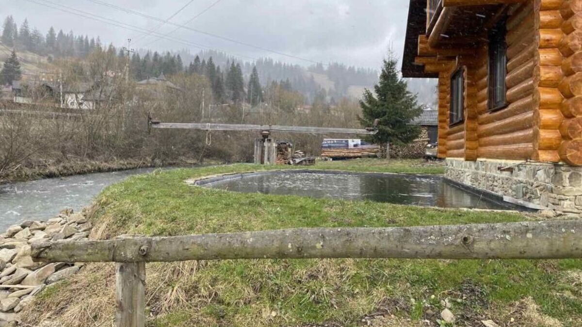 У Славську 42-річний чоловік захопив та забудував землю біля річки