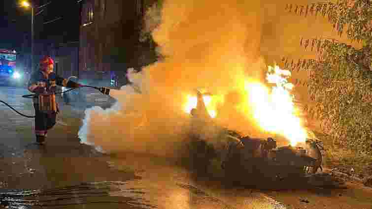 Вночі у Львові повністю згорів автомобіль BMW 730