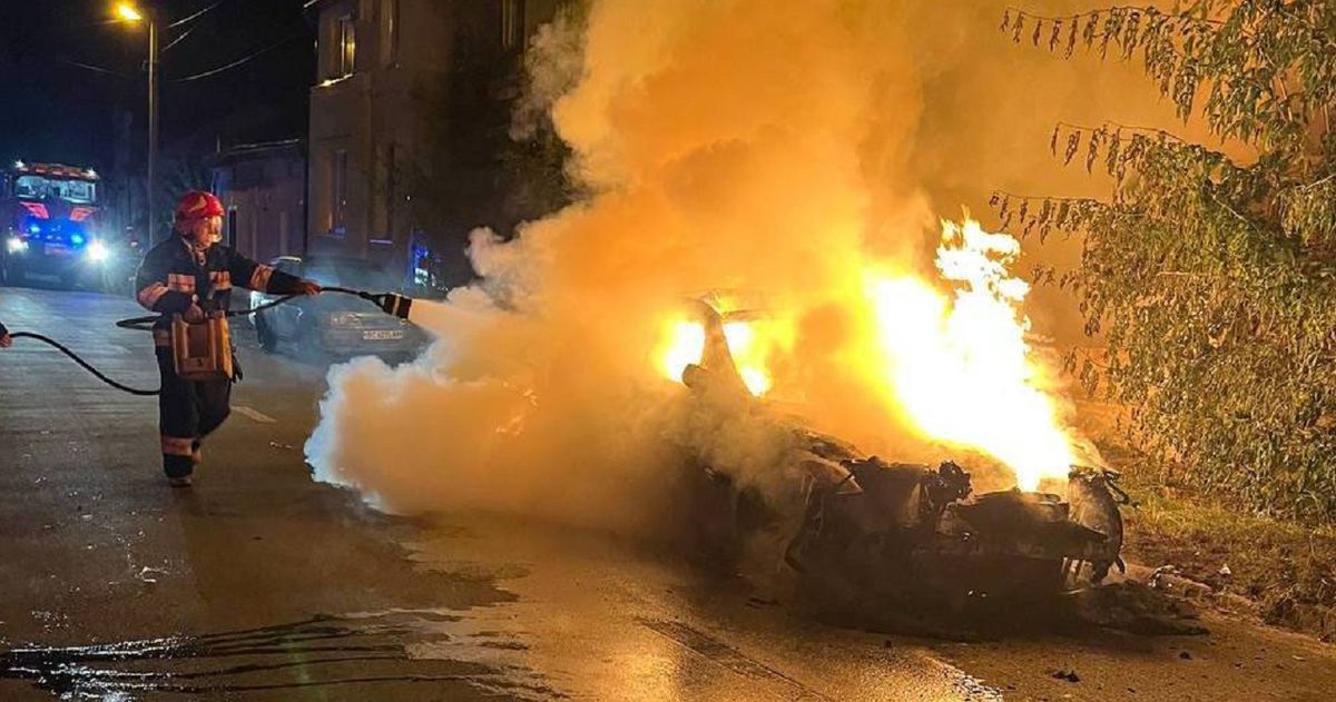 Вночі у Львові повністю згорів автомобіль BMW 730
