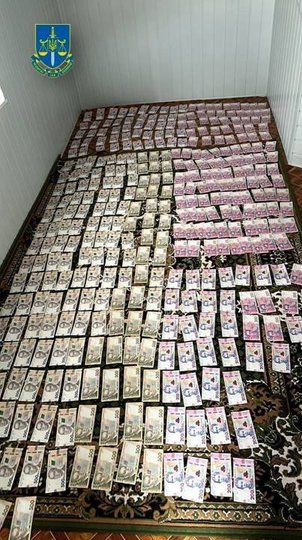 Готівкою повністю встелили підлогу в двох кімнатах