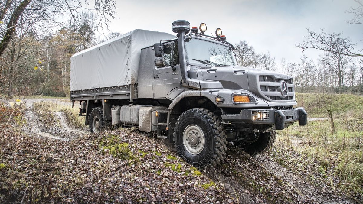 Mercedes-Benz передала Україні сотню військових вантажівок Zetros