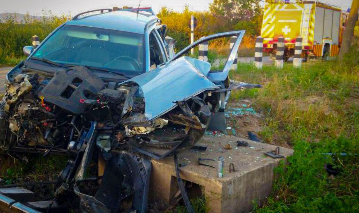 Пасажирський поїзд протаранив авто Škoda Octavia, яке виїхало на колії на Закарпатті